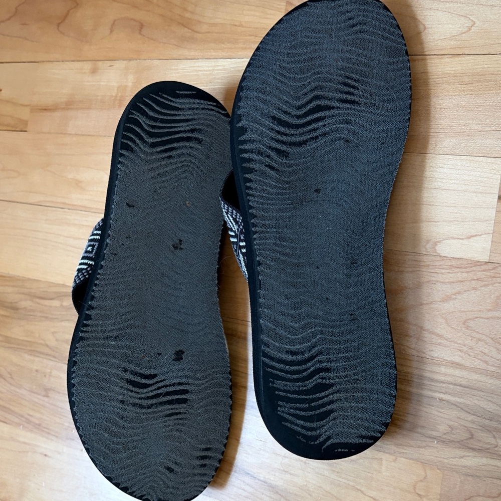 Reef spring woven women’s sandals size 8
Summer vacation poolside black white ☀️ - Picture 7 of 9